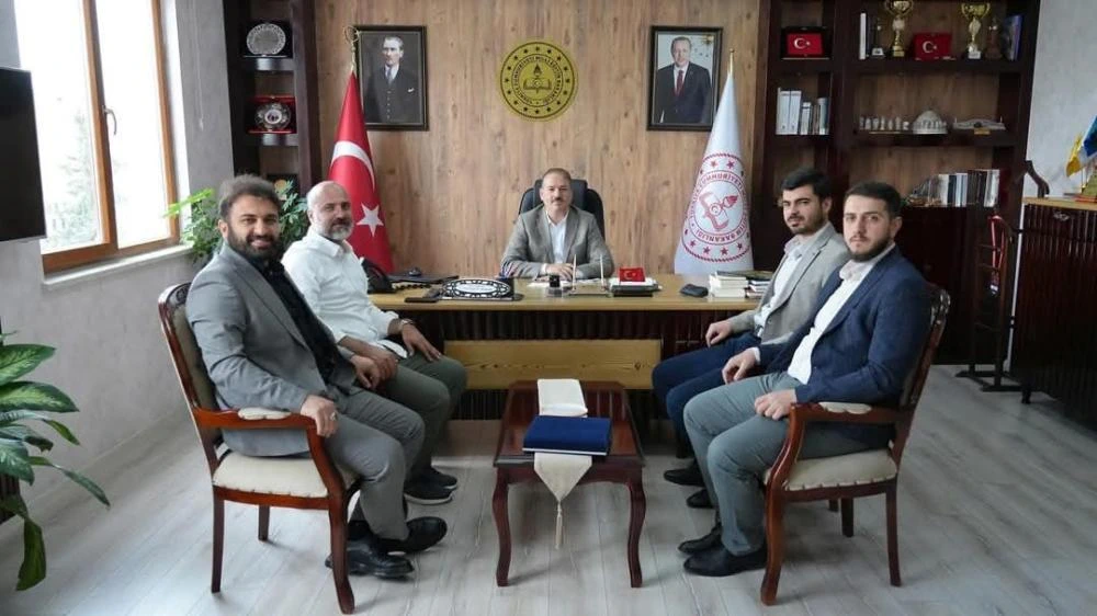 İHH’dan İl Milli Eğitim Müdürü Ali Tosun’a Ziyaret ve Teşekkür Plaketi