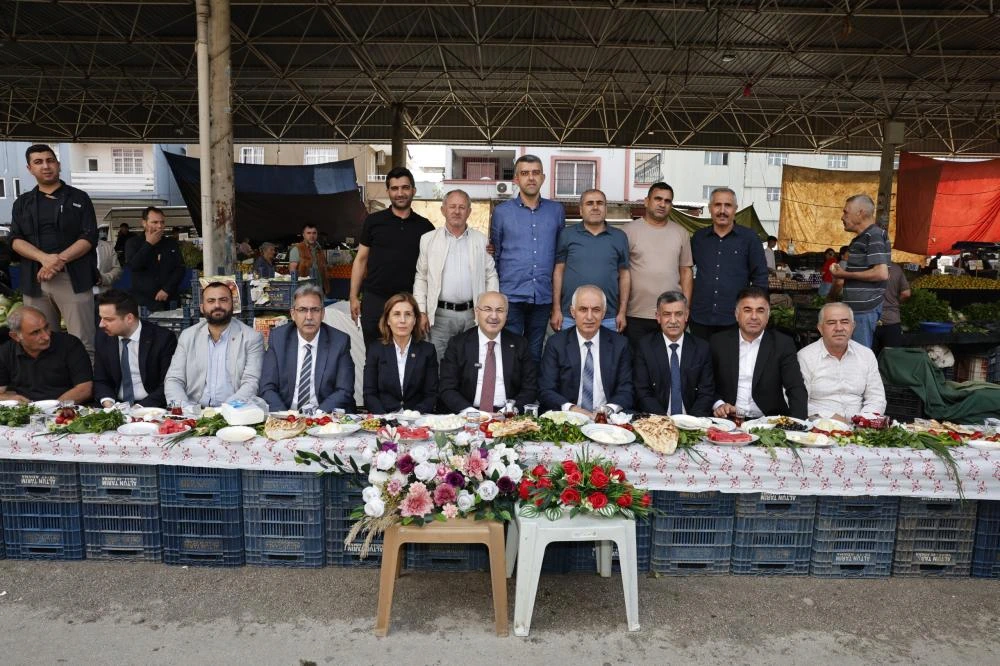 VALİ KÖŞGER, ŞAKİRPAŞA SEMT PAZARI’NDA PAZARCI ESNAFIYLA BİR ARAYA GELDİ