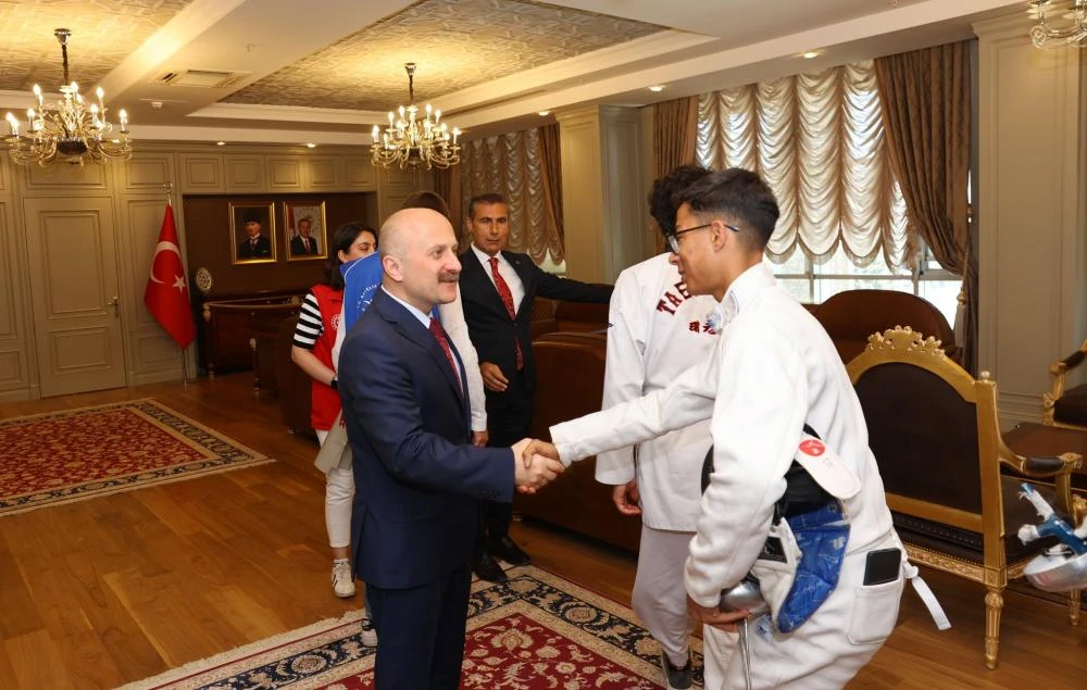 Adıyaman Valisi Varol'dan Gençlerle Buluşma: "Türkiye Yüzyılı Gençlerin Omuzlarında Yükselecek"