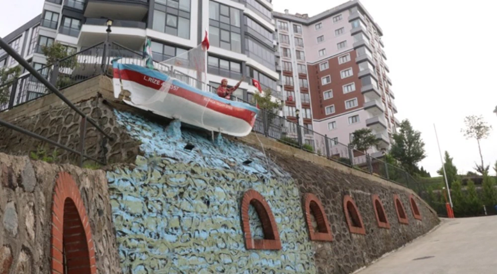 Rize’de Emektar Kayık Site Maskotu Oldu: “Gözümün Önünde Dursun İstedim”