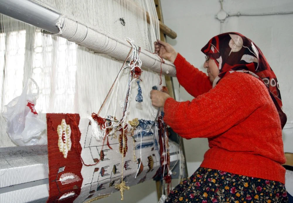 Beypazarı Halk Eğitimi Yüzde Yüz Kök boyalı Kilimler dokuyor: