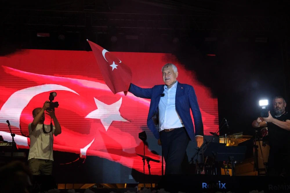 Adana'da 19 Mayıs Coşkusu: Meşaleli Yürüyüş ve Göksel Konseriyle Bayram Kutlaması