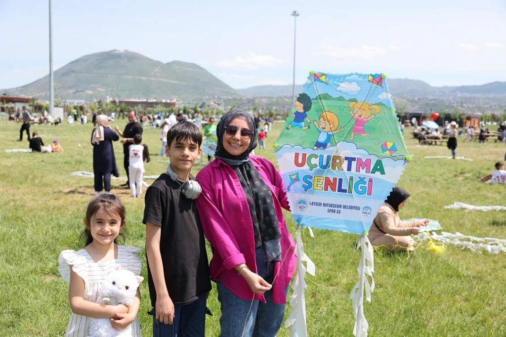 Kayseri'de Uçurtma Şenliği: Gökyüzü Renklendi