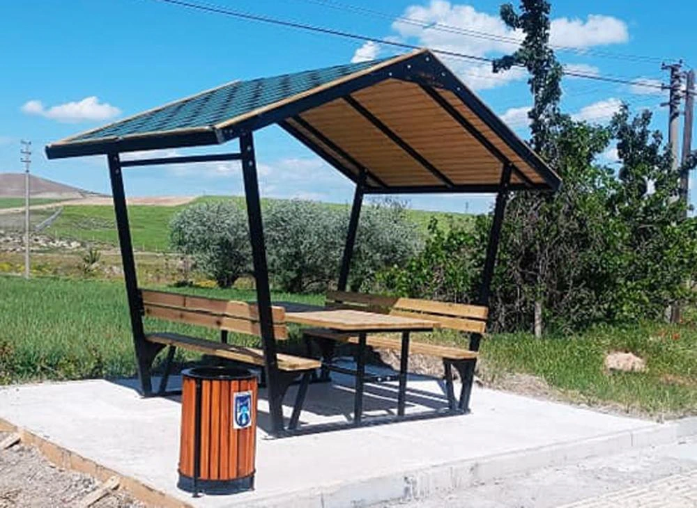 Beypazarı'nda Yolculara Konfor: Otobüs Duraklarına Yeni Banklar Yerleştirildi