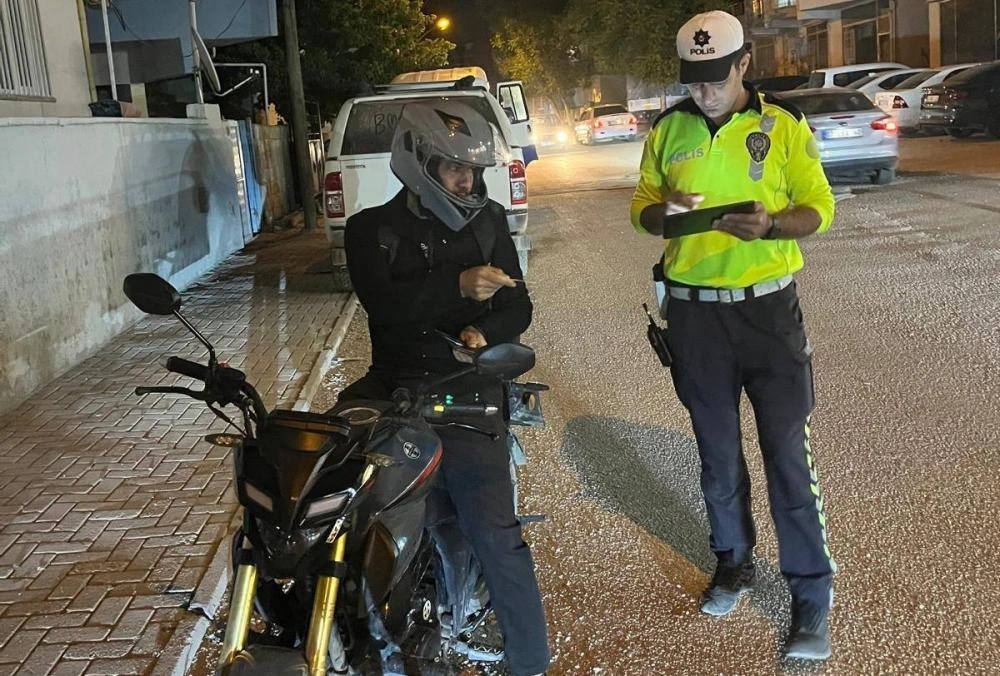 Gölbaşı’nda Motosiklet Denetimi: Ehliyetsiz Sürücüler ve Kasksız Yolculuklara Ceza Yağdı