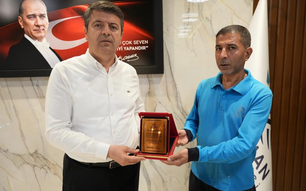 Adıyaman Belediyesi Personelinden “İnsanlık ölmedi” Dedirten Davranış: Bulduğu Cüzdanı Sahibine Teslim Etti