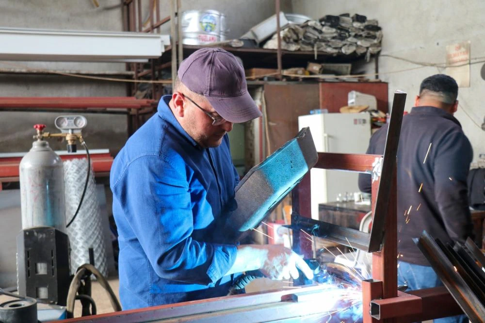 Bozdoğan Belediyesi Bankları ve Durakları Kendi İmkânlarıyla Üretiyor