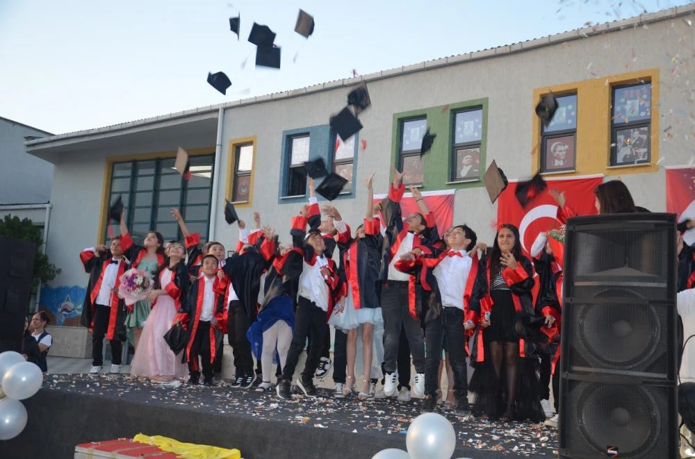 Gelibolu 26 kasım ilkokulunda 158 öğrenci mezuniyet heyecanı yaşadı