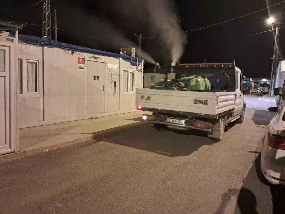 Adıyaman Belediyesinden sinek ve haşereye karşı gece mesaisi