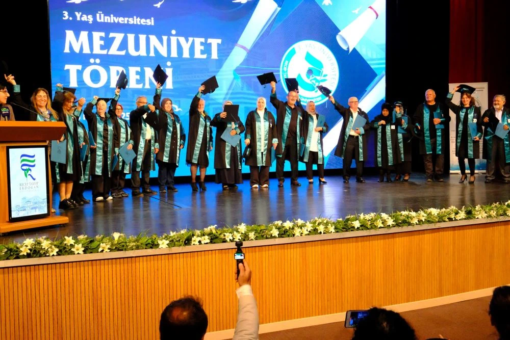 RTEÜ'de 3. Yaş Üniversitesi İçin Mezuniyet Töreni Düzenlendi