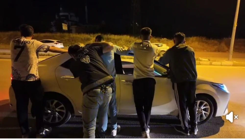 Adıyaman'da "Huzurlu Sokaklar-9" Uygulaması: Aranan Şahıs Yakalandı, Ruhsatsız Silahlar Ele Geçirildi