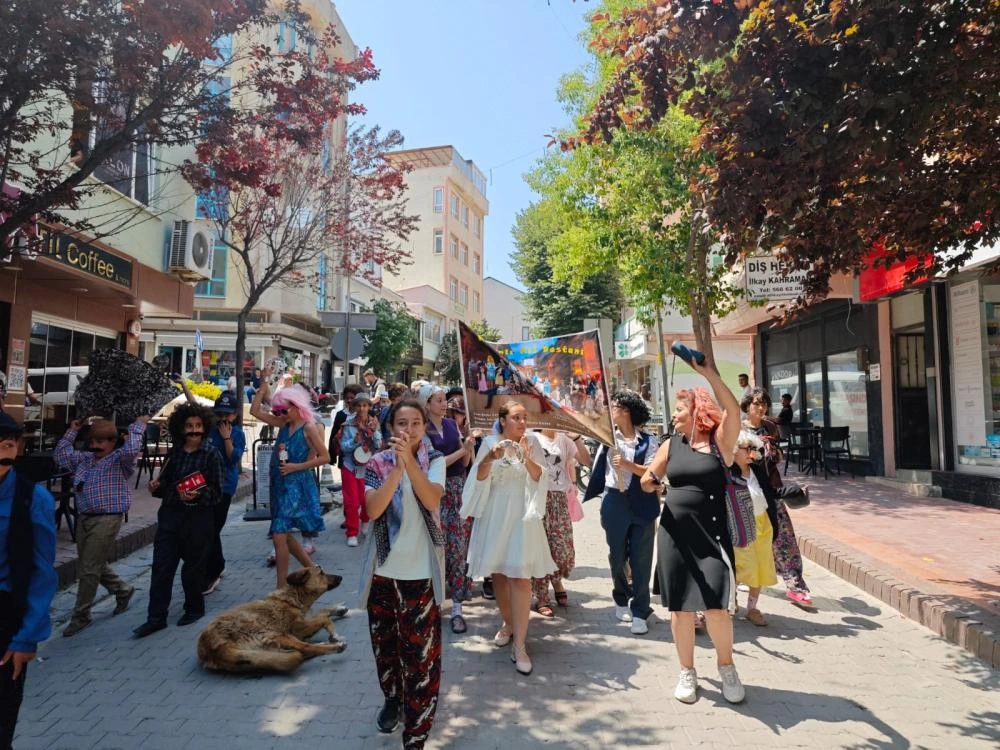 Gelibolulu  öğrenciler tiyatro oyunlarına daveti kostümleri ile canlı olarak yapıyor.