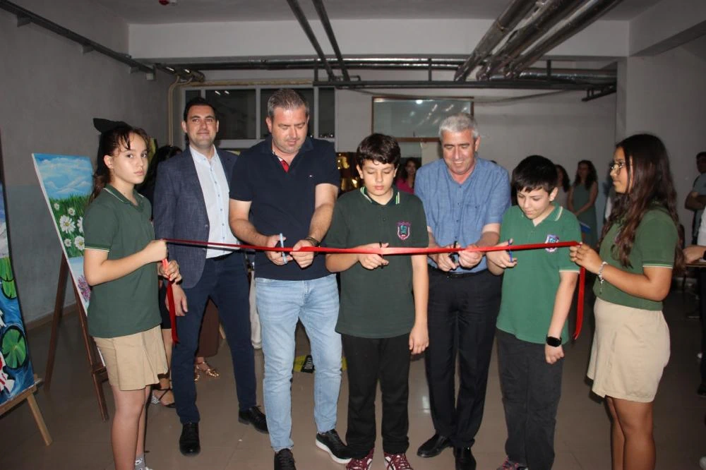 100. Yıl Barış Ortaokulunun yıl sonu sergi açılışı yapıldı