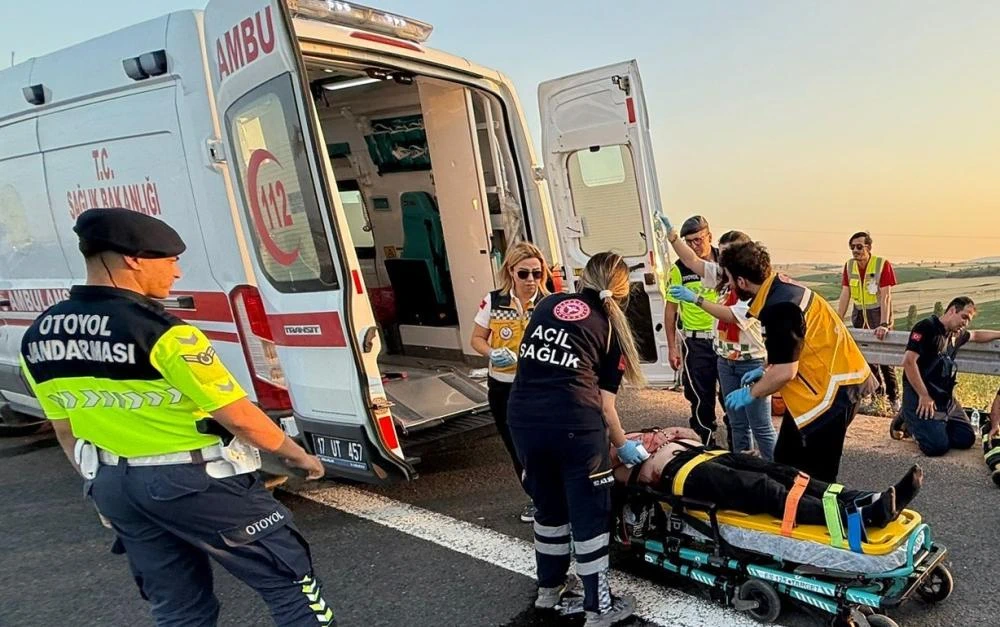 Devrilen Tırda Sıkışan Şoförünü İtfaiye Bir Saatlik Çalışma sonunda Kurtardı