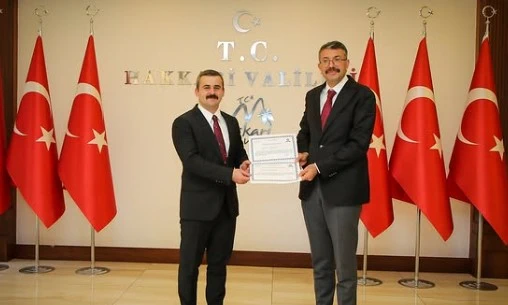 Hakkâri’de Veda Töreni: Vali Yardımcıları ve Çukurca Kaymakamına Başarı Belgesi ve Plaket Takdimi