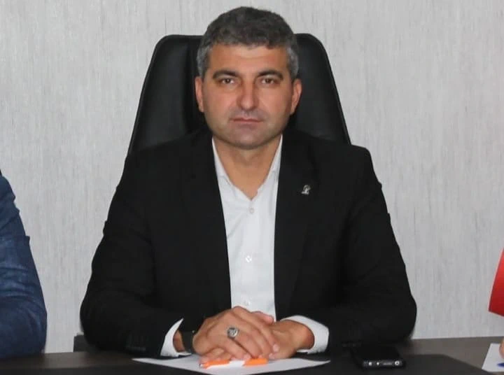 AK PARTİ İLÇE BAŞKANI OSMAN İDACI\'DAN SERT ÇIKIŞ: “REKLAM UĞRUNA SAHABEYİ ALET ETMEYİN!”