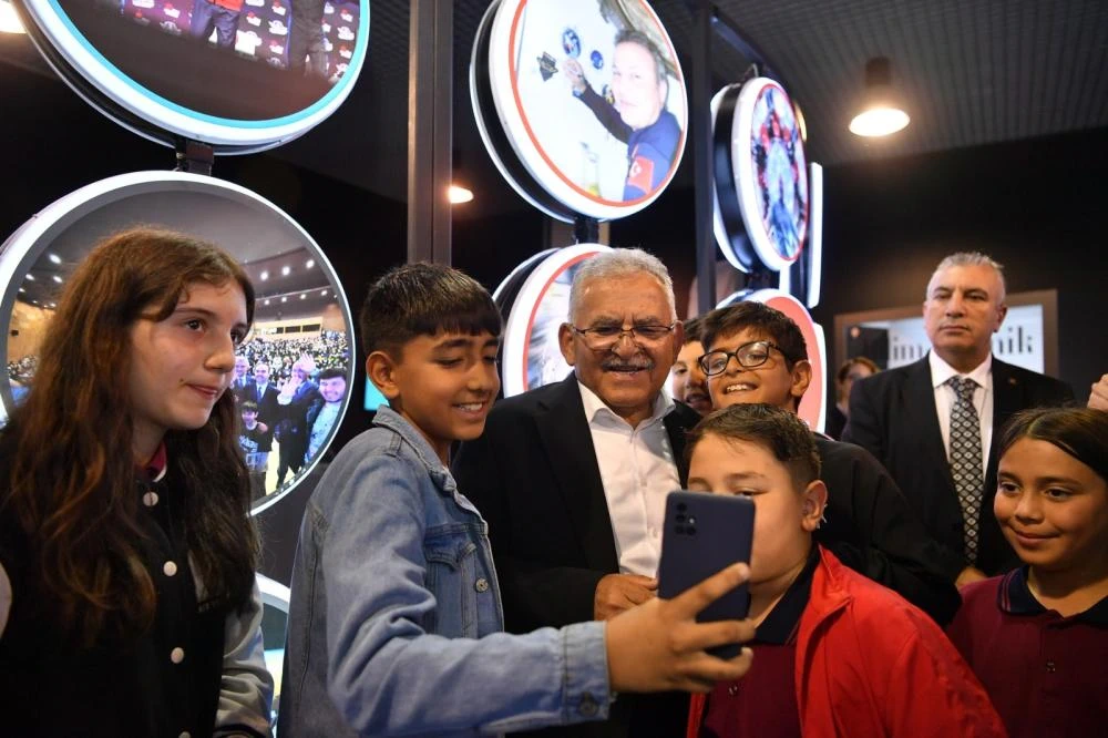 BÜYÜKŞEHİR’İN İKİ ÖZEL SERGİSİNE BİLİM MERAKLILARINDAN YOĞUN İLGİ