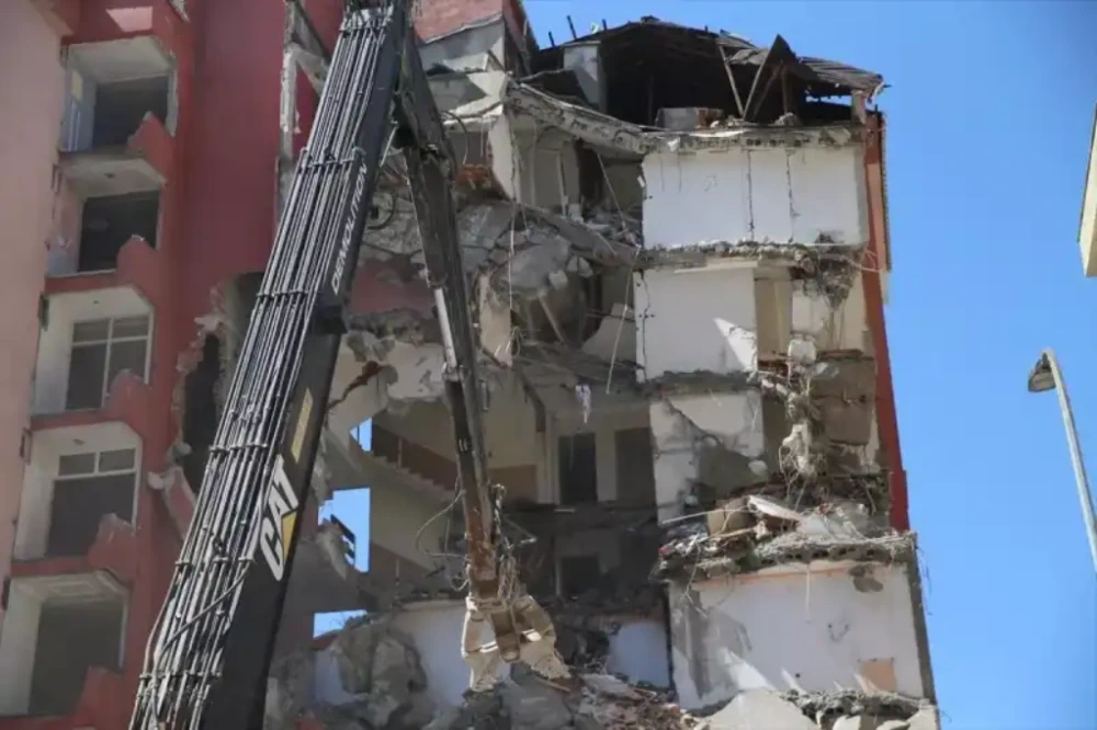 Rize\'de Fırtına Sonrası Riskli Bulunan İki Apartman Yıkılıyor