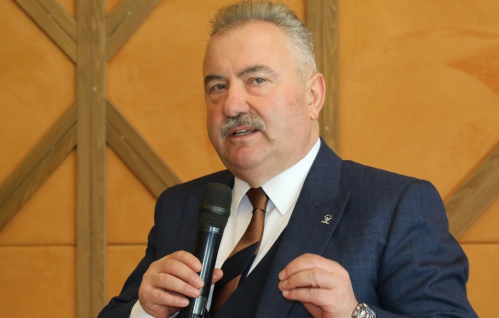 AK Parti\'den Özgür Özel\'e Sert Tepki: \"Millet İradesine ve Manevi Değerlere Saygısızlık\"