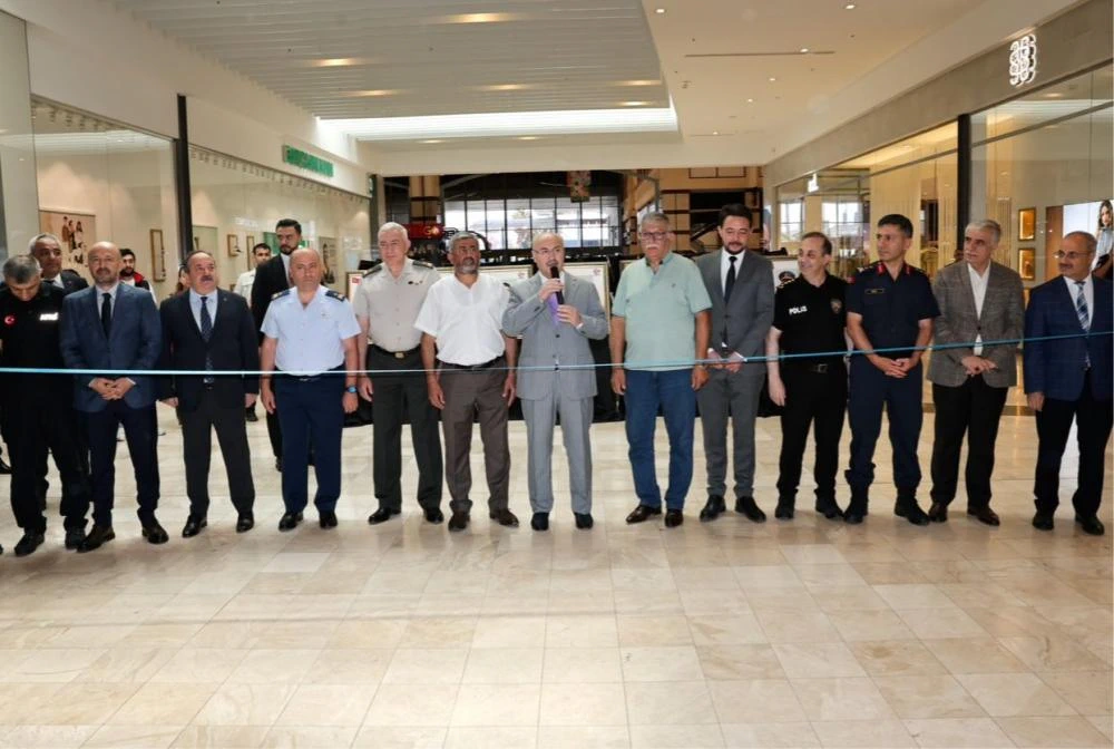 15 TEMMUZ DEMOKRASİ VE MİLLİ BİRLİK GÜNÜ FOTOĞRAF SERGİSİNİN AÇILIŞI VALİ KÖŞGER’İN KATILIMIYLA YAPILDI