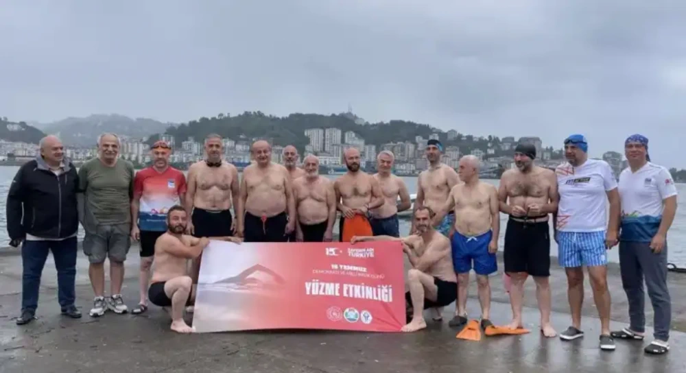 15 Temmuz Şehitleri İçin Karadeniz\'in Dalgalarına Meydan Okudular