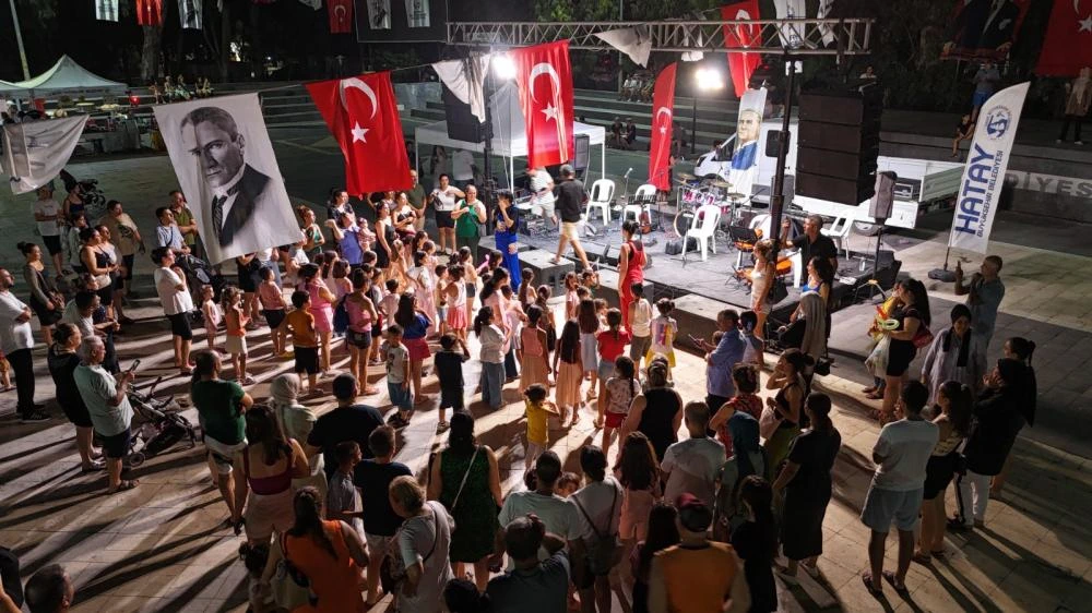 HBB MÜZİK GRUBU, ARSUZ KENT MEYDANI’NDA KONSER VERDİ