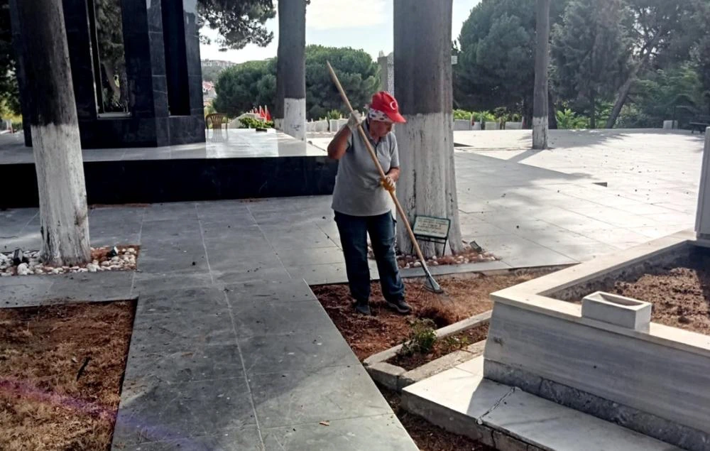 Gelibolu Şehitliğinde Temizlik Çalışması Yapıldı