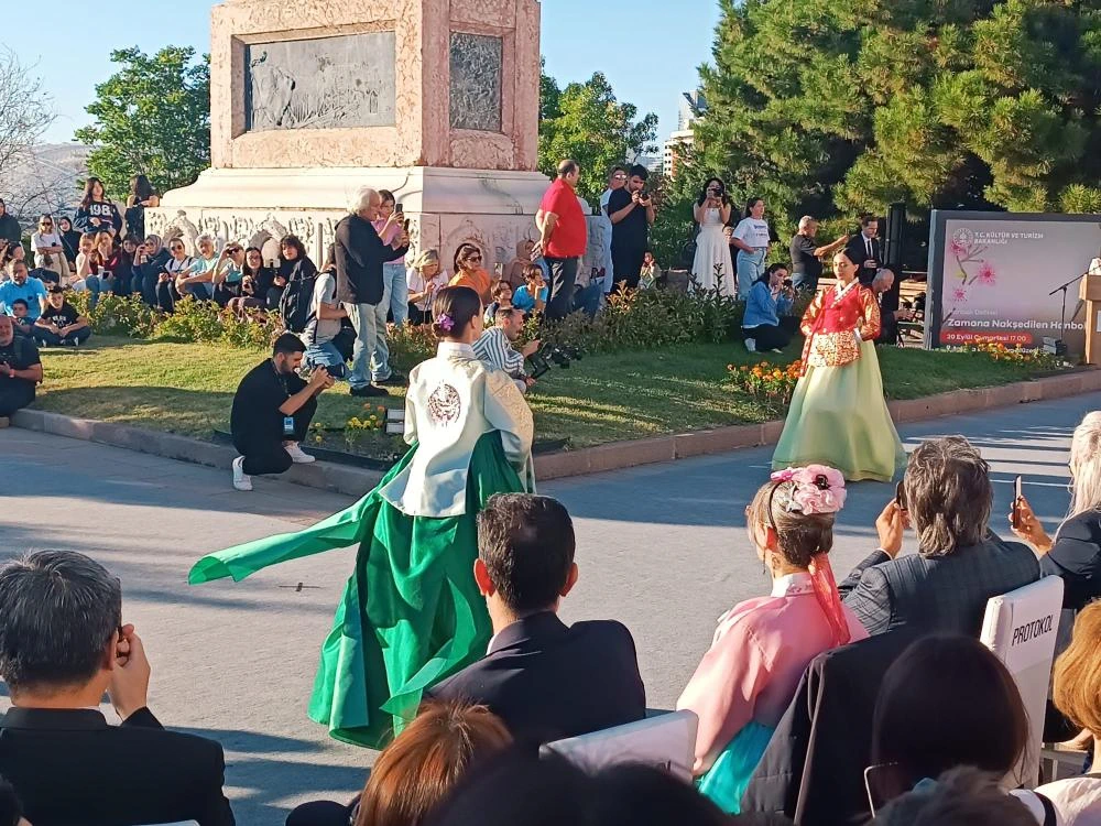 KÜLTÜR YOLU FESTİVALİ İÇERİSİNDE GÜNEY KORE-TÜRKİYE  BOHÇA SERGİSİ VE ZAMANA NAKŞEDİLEN HANBOK DEFİLE ANKARA\'DA GÖRÜCÜYE ÇIKTI