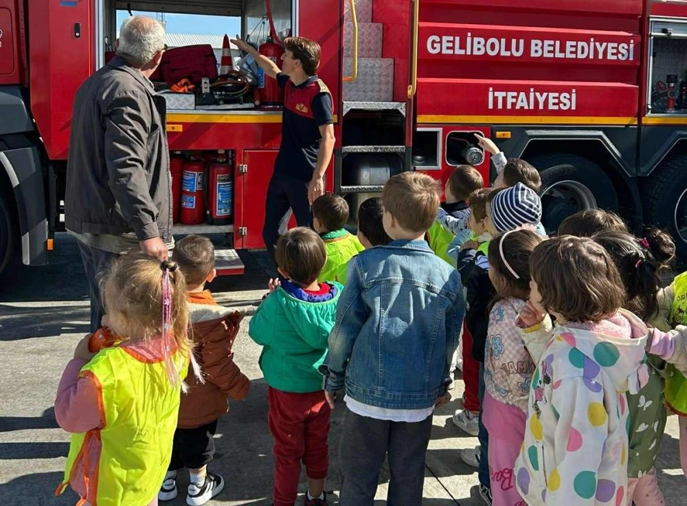 Gelibolulu Miniklerden İtfaiyecilere Ziyaret