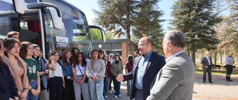 BAŞKAN BÜYÜKKILIÇ’IN DESTEĞİ İLE ÜNİVERSİTE ÖĞRENCİLERİ KAYSERİ’Yİ KEŞFEDİYOR