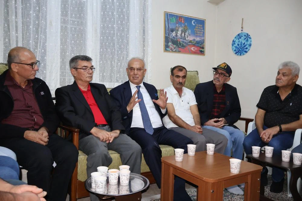 Başkan Yusuf Kanlı, evlerde sorun dinliyor