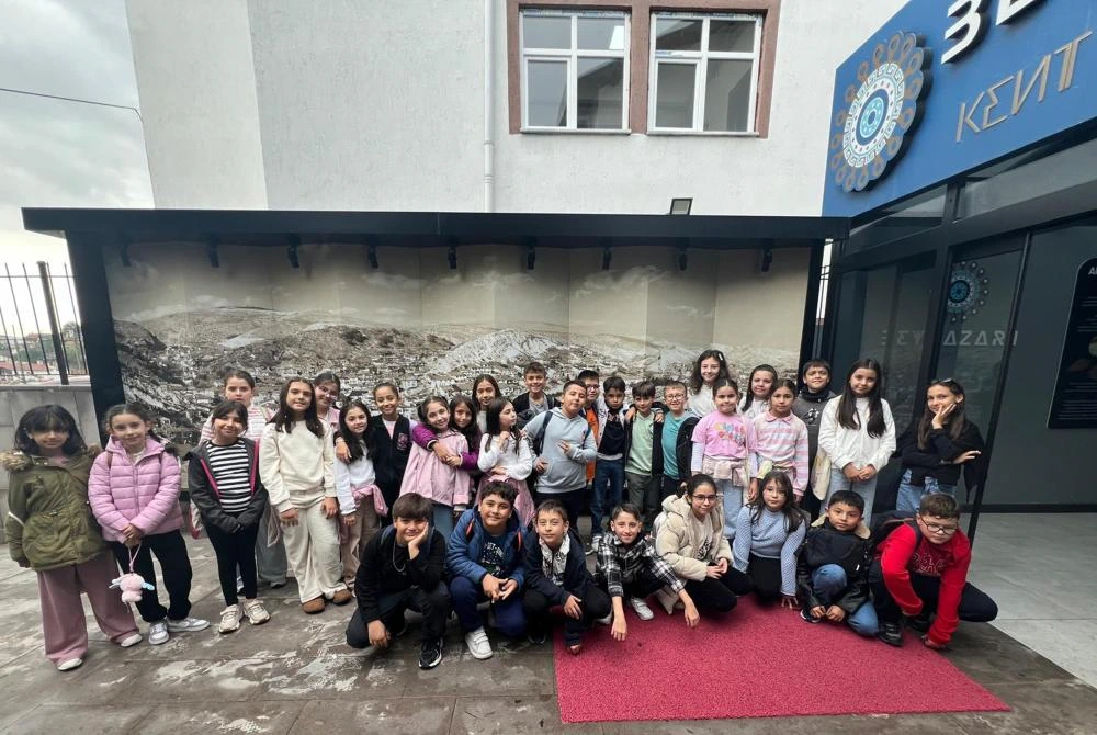 Öğrenciler yaşadıkları şehri tanımaya çalışıyor.