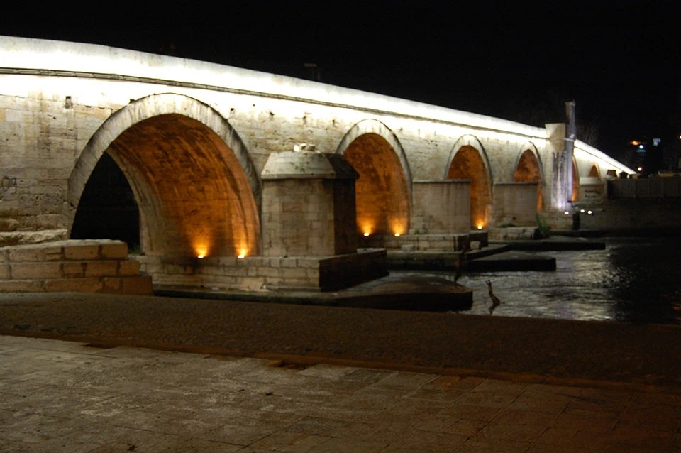 Üsküp Taş Köprüsüne Türk Belediyesinden 9 Milyon MKD’lik Aydınlatma Desteği