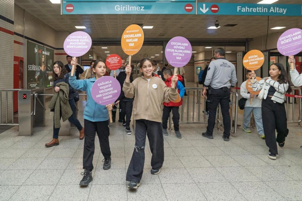 İzmir’de Çocuklar Haklarını Toplu Taşıma Hatlarında Duyurdu