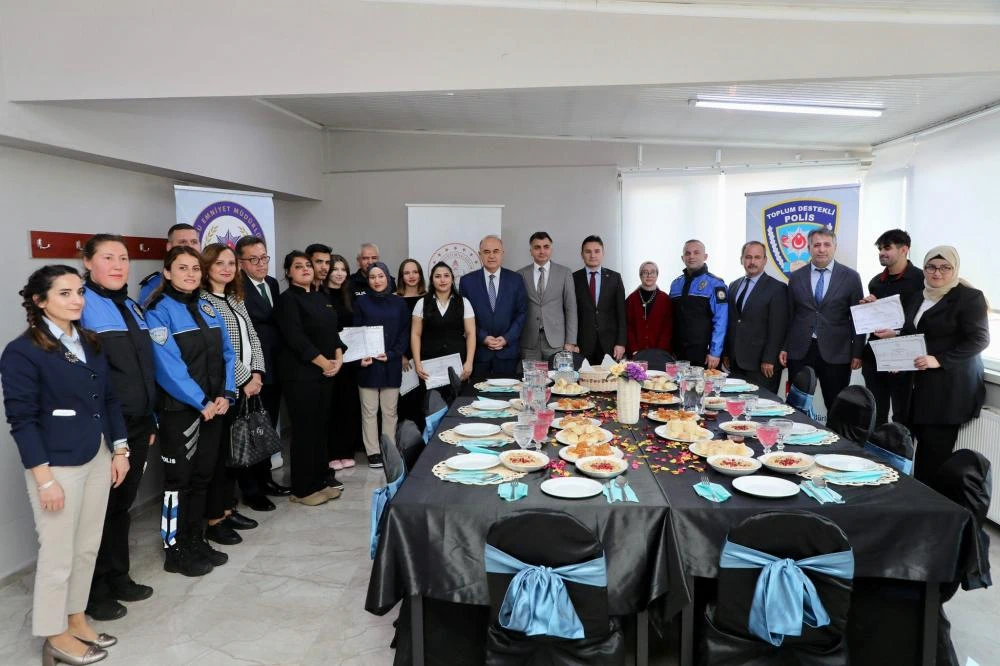 Vali Erol, ÇOGEP Kapsamındaki Aşçı Yardımcılığı Kursu Tanıtım Programına Katıldı