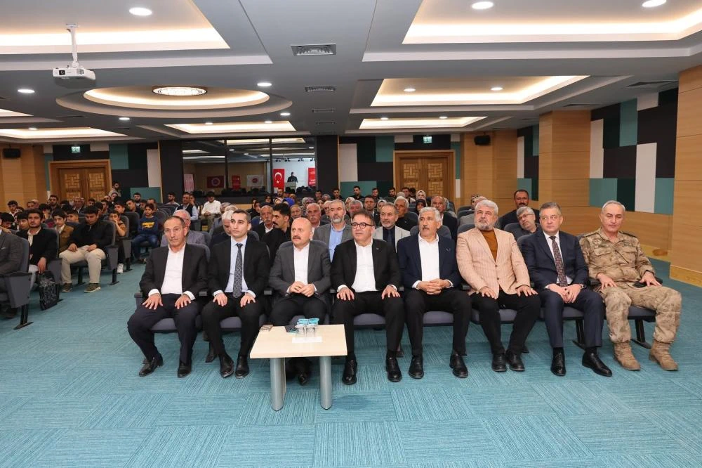 Vali Dr. Osman Varol, Sahabi Safvan Bin Muattal Külliyesi’ndeki konferansa katıldı