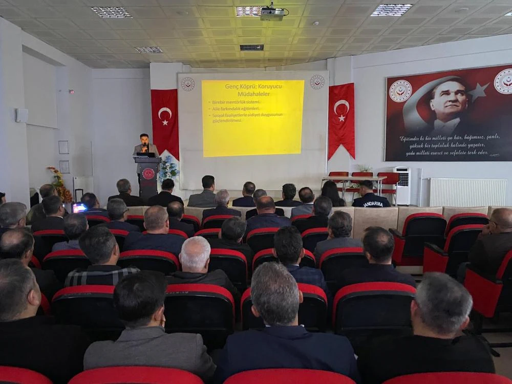 Besni’de “Genç Köprü – Geleceğe Güvenli Adım” Projesi İçin Bilgilendirme Toplantısı Düzenlendi