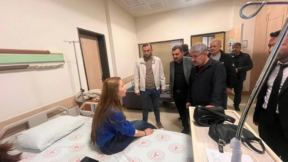 Besni Protokolü, Zehirlenme Şüphesiyle Hastaneye Kaldırılan KYK Öğrencilerini Ziyaret Etti