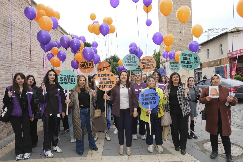 Kadınlar şiddetsiz bir dünya için fidan dikti, mor ve turuncu balonları gökyüzüne bıraktı