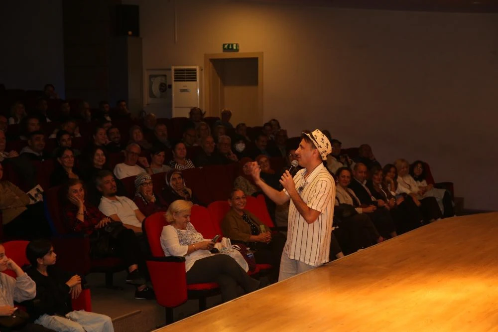 “Çiğli Komedi Akşamları” Öğretmenler İçin Kahkaha Dolu Bir Geceye Dönüştü