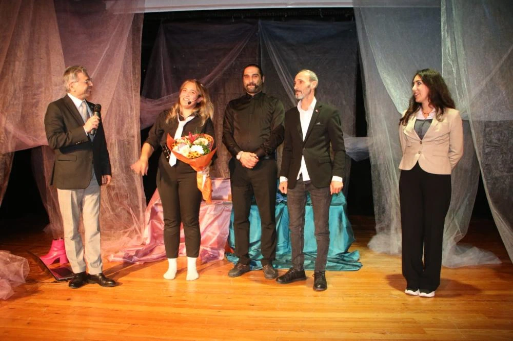 “İşimiz Aşk” Tiyatro Oyunu Kartallı Sanatseverlerle Buluştu